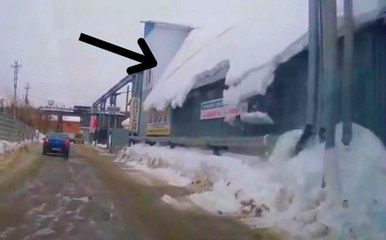 Çatıdan Düşen Kar Yığını Yolu Kapattı