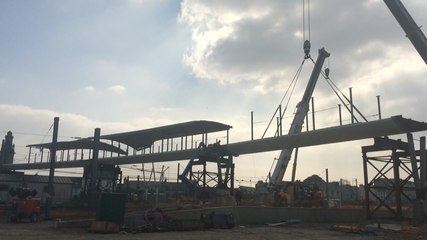 La passerelle se pose au-dessus de la gare