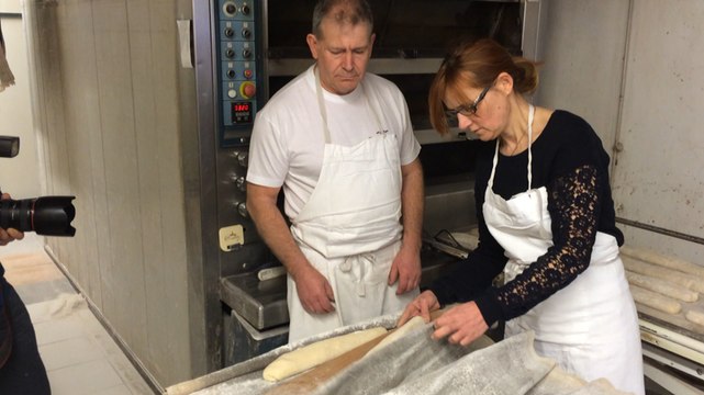 Gaëlle Nicolas, maire, à la boulangerie Deret