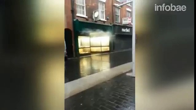 Dos hombres disfrazados de forenses robaron una joyería en Reino Unido