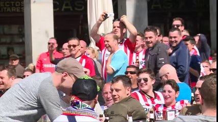 Des supporters de foot trouvent un jeu amusant