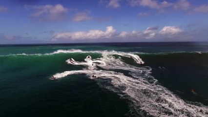 Des Jet Skis fuient une énorme vague pendant un contest de S