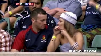 Il déshabille sa copine en plein match de rugby