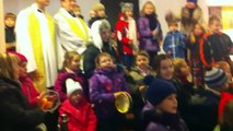 Tosia i dzieci śpiewają kolędy w kościele.