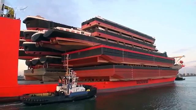 Una nave spettacolare entra nel porto e sbalordisce le persone