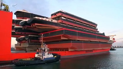 Una nave spettacolare entra nel porto e sbalordisce le persone