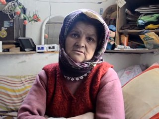 Çöpten topladığı eti kağıtla yaktığı sobada pişirmeye çalışıyor