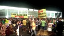 Manifestantes protestam no Planalto contra nomeação de Lula