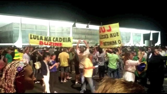 Manifestantes protestam no Planalto contra nomeação de Lula