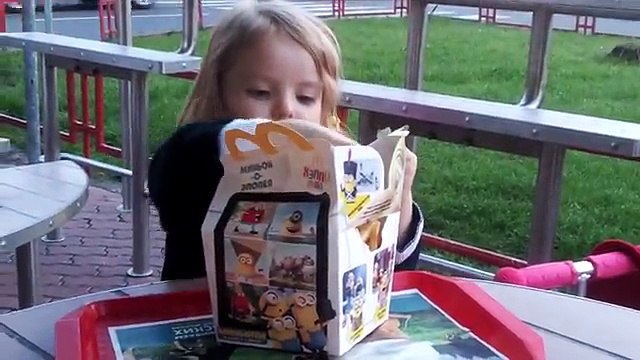 Хэппи Мил Миньоны в Макдональдс Happy Meal Minions