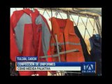 Artesanos del Carchi confeccionan uniformes para paliar crisis económica