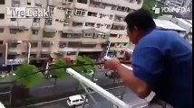 L'uomo pesca dal balcone di casa sua e guardate cosa tira su. Incredibile!