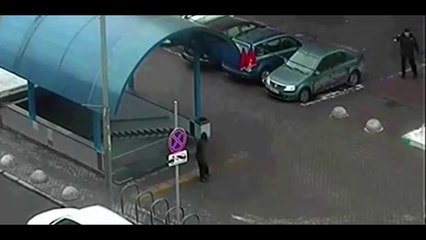 Задержание НЯНИ УБИЙЦЫ у метро полицейские заламывают