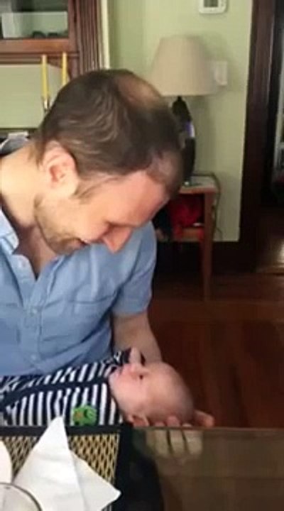 Ce papa cherchait à câliner son enfant, mais la réaction du bébé est à mourir de rire !