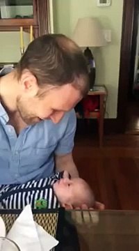 Ce papa cherchait à câliner son enfant, mais la réaction du bébé est à mourir de rire !