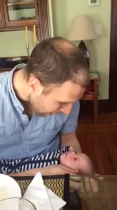 Ce papa cherchait à câliner son bébé, mais la réaction du bébé est à mourir de rire !