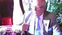 Jean-Marie Le Pen abandonne la politique et prend bien son plaisir a la chicha