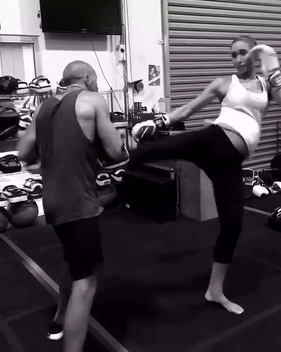 Une athlète enceinte de 8 mois continu la boxe et la muscu... Dingue!