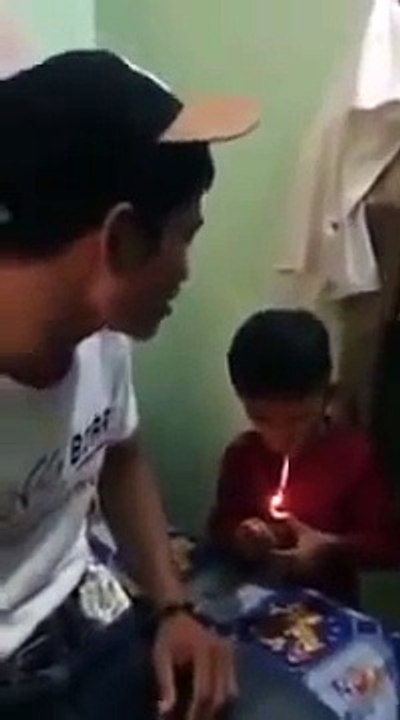 Bố dạy con 3 tuổi hút thuốc lá phì phèo