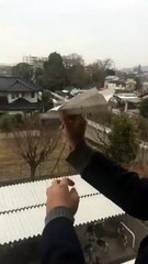 Il réalise ce que tout le monde rêve de faire avec un avion en papier