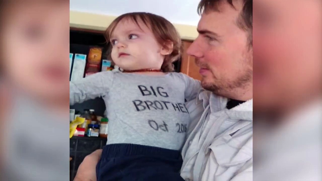 Il apprend qu'il va etre papa grace au T-shirt...