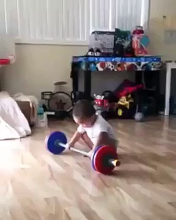 Cet enfant est un futur pro de la musculation !