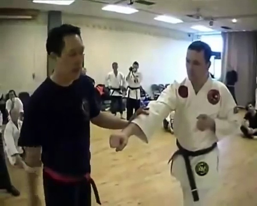 Jujitsu technique to knock out a person from a single blow | Tecnica de jujitsu para dejar KO a una persona de un simple golpe