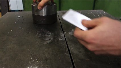 Peut-on plier une feuille de papier plus de 7 fois avec une presse hydraulique ?