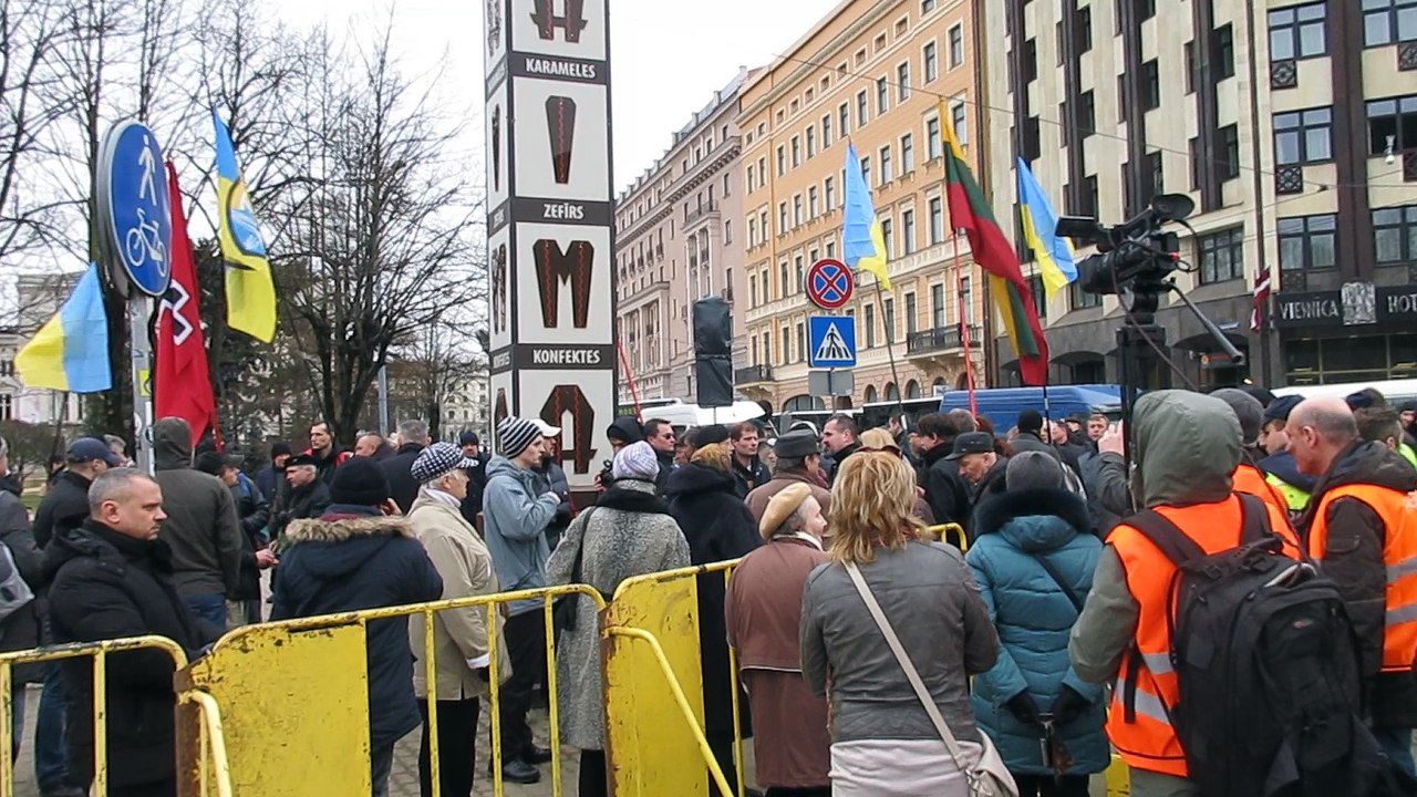 у часов Лайма знамёна Азова Рига Латвия 16 марта 2016
