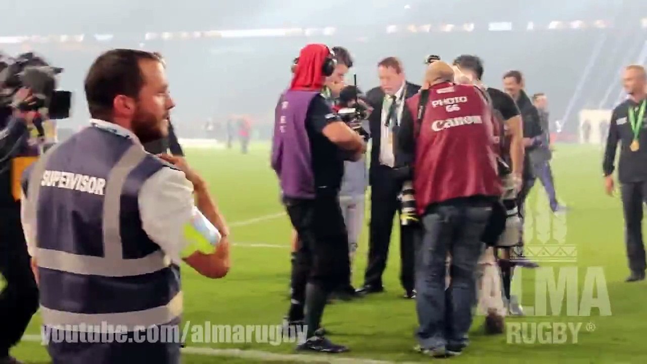 Çocuğa Altın Madalyasını Veren Rugby Oyuncusu