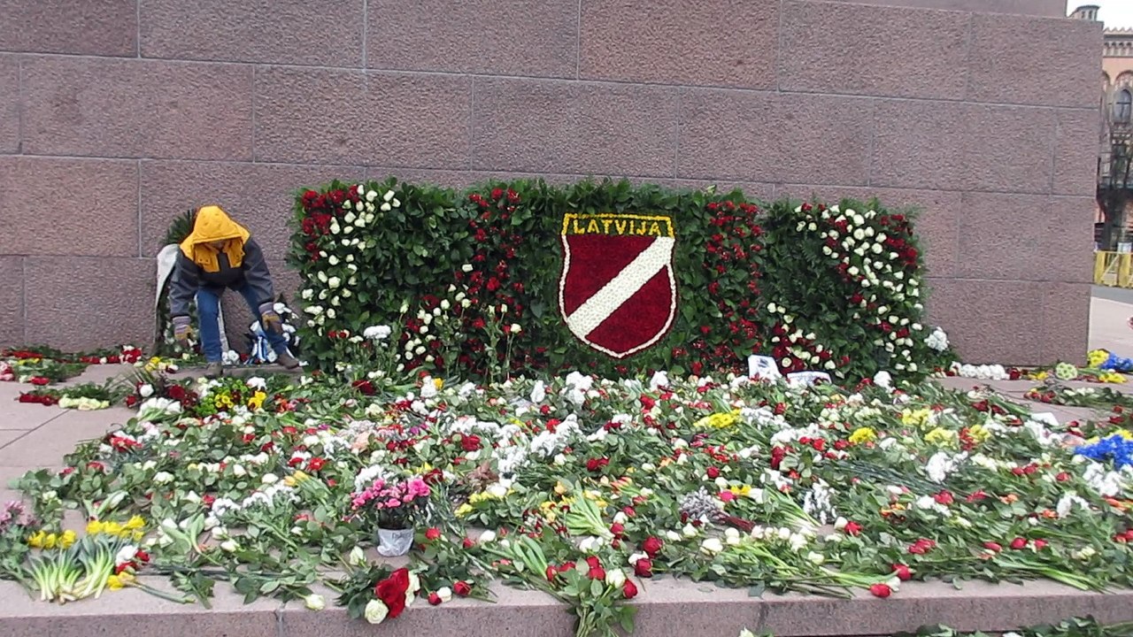 Латвия памятник Свободе 16 марта 2016