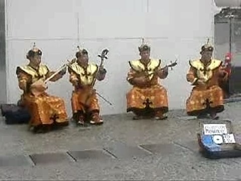 Devant le centre georges pompidou