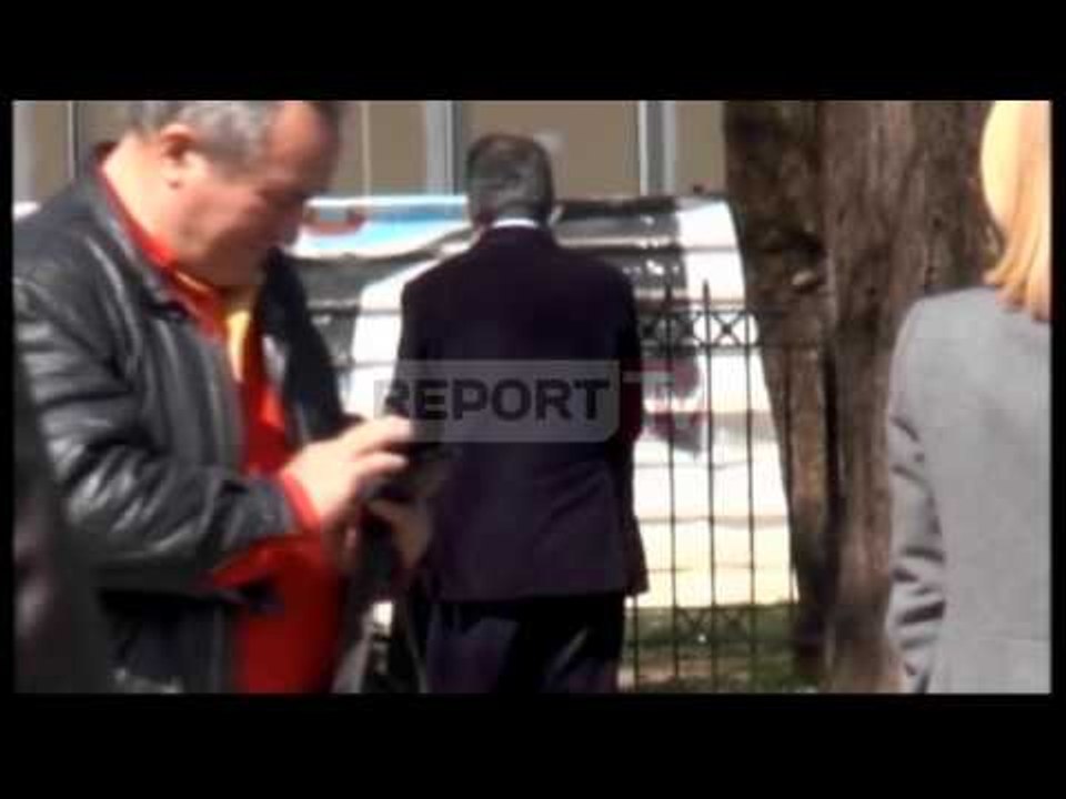Report TV - Ben Blushi ka diçka për t'i thënë Tahirit, e merr jashtë e flasin