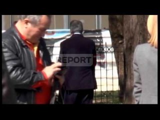 Report TV - Ben Blushi ka diçka për t'i thënë Tahirit, e merr jashtë e flasin