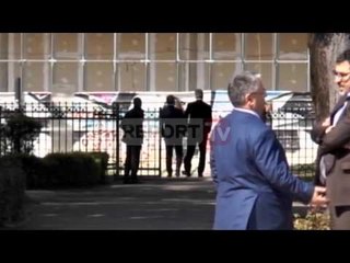 Report TV - Ben Blushi ka diçka për t'i thënë Tahirit, e merr jashtë e flasin