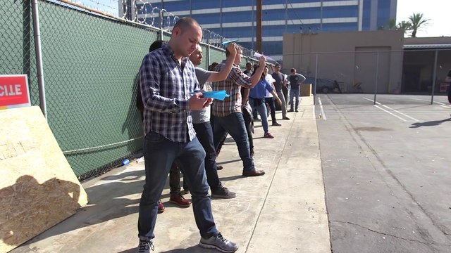 Des collègues parient 200$ sur des avions en papier... Sympa la pause !