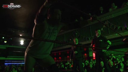 Un catcheur entre sur le Ring au son de Pokémon !