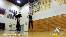 Un joueur de Basketball réalise les dunks les plus fous en Jean !