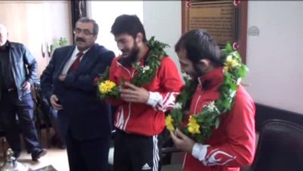 Şampiyon Güreşçilerden Vali Can'a Ziyaret