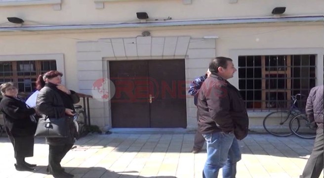 Shkak shkëndija elektrike - Shkodër, merr flakë godina e gjendjes civile e bashkisë- Ora News-