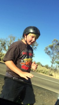 Un garçon se vautre en wheeling en BMX après avoir donné un renseignement à une voiture.