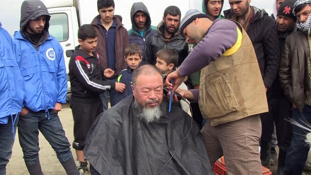 L'artiste Ai Weiwei tondu par un migrant