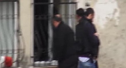 Tüfekle havaya ateş edip, kendisini eve kilitledi... Olay yerinden ilk görüntüler