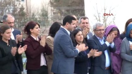 Download Video: Diyarbakır Demirtaş Ortada Meclis Yokki, Bizi Mizi Meclis? Ten Atsan Ne Olur-3