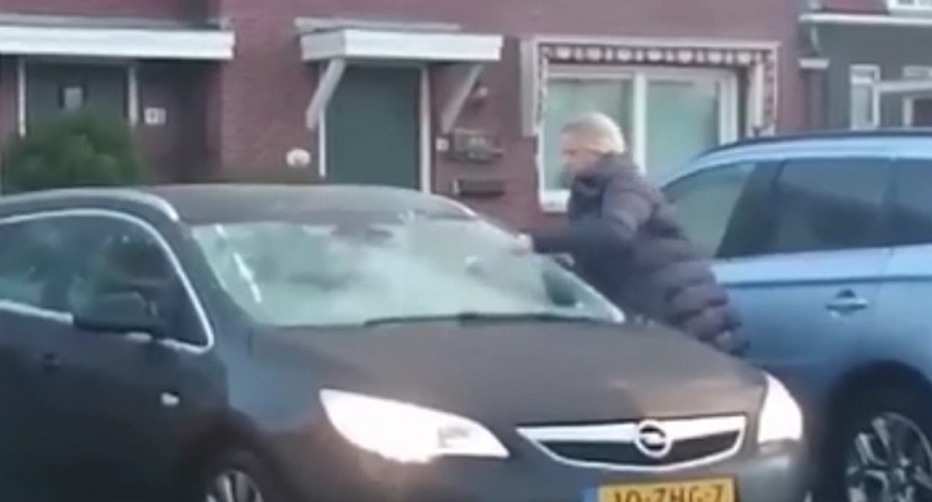 Quand une blonde retire la glace de sa voiture