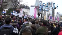 3/13 SEALDsの新しいコール！！牛田さん＋奥田さんトーク SEALDs 新宿アルタ前 街頭宣伝
