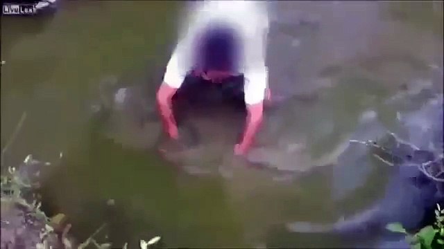 Приколы на рыбалке видео - Браконьера шарахнуло электроудочкой на рыбалке Прикол!