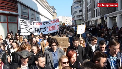 Скачать видео: Saint-Brieuc. 900 jeunes dans la rue contre la loi Travail