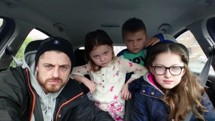 L'hilarante réaction d'une famille irlandaise qui écoute de la trance lorsque la musique commence Vraiment