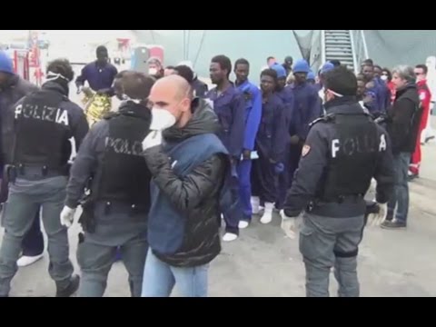 Video Pozzallo (RG) - Migranti, sbarcano in 640. Fermati due scafisti (17.03.16)